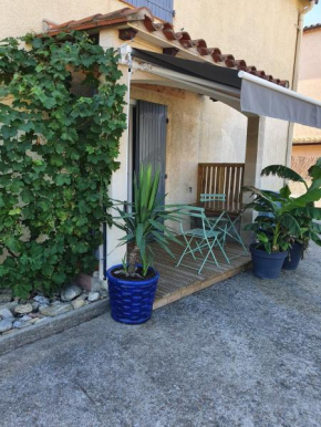 T2 en rez de jardin de maison, avec piscine privée, draps et serviettes de toilette non fournis